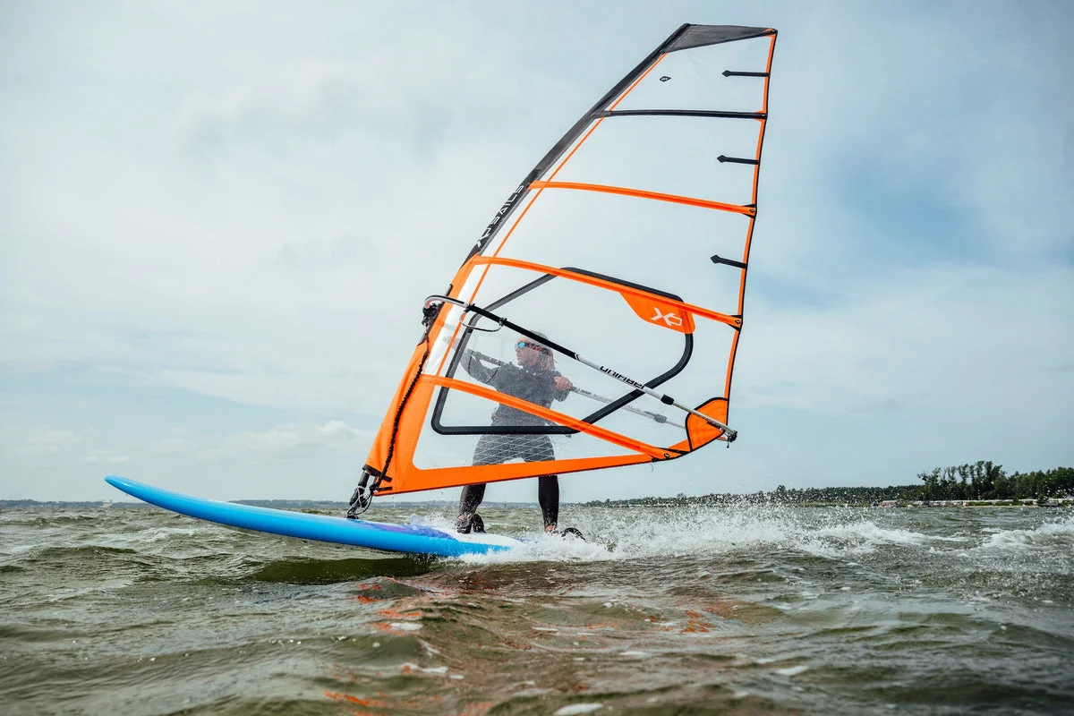 Катание на виндсерфинге с парусом XO Sails Maverick в малом размере
